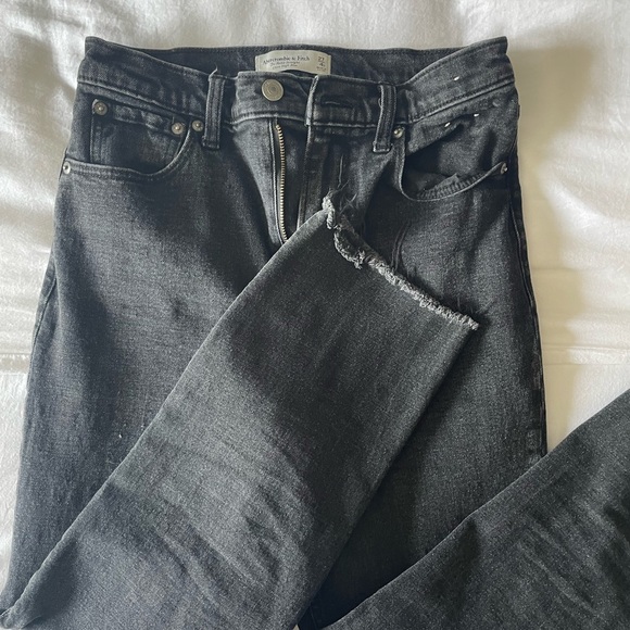 The Ankle Straight High Waisted Jeans - Abercrombie & Fitch - Picture 2 of 4